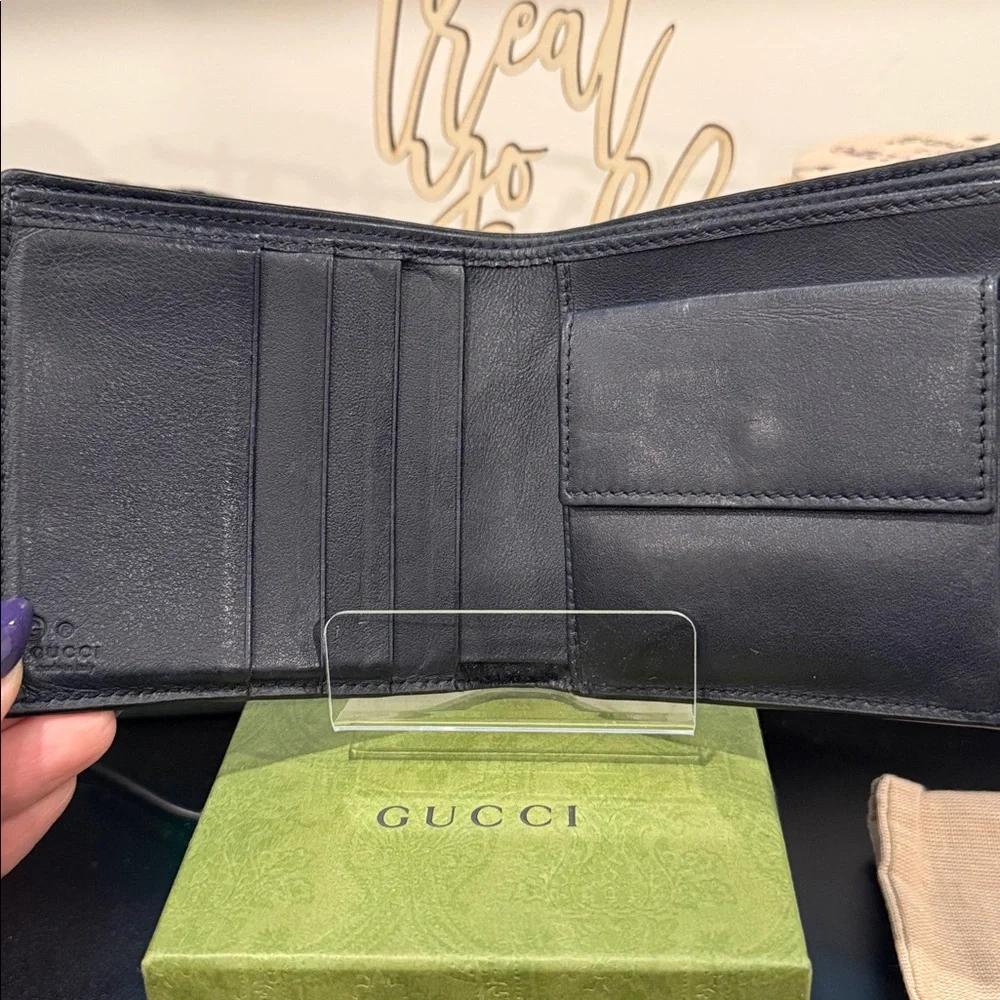 ‼️SALE‼️ Gucci - Men’s Navy Mini GG Embossed Leather Wallet w/Dusty, Box & COA - Picture 4 of 10